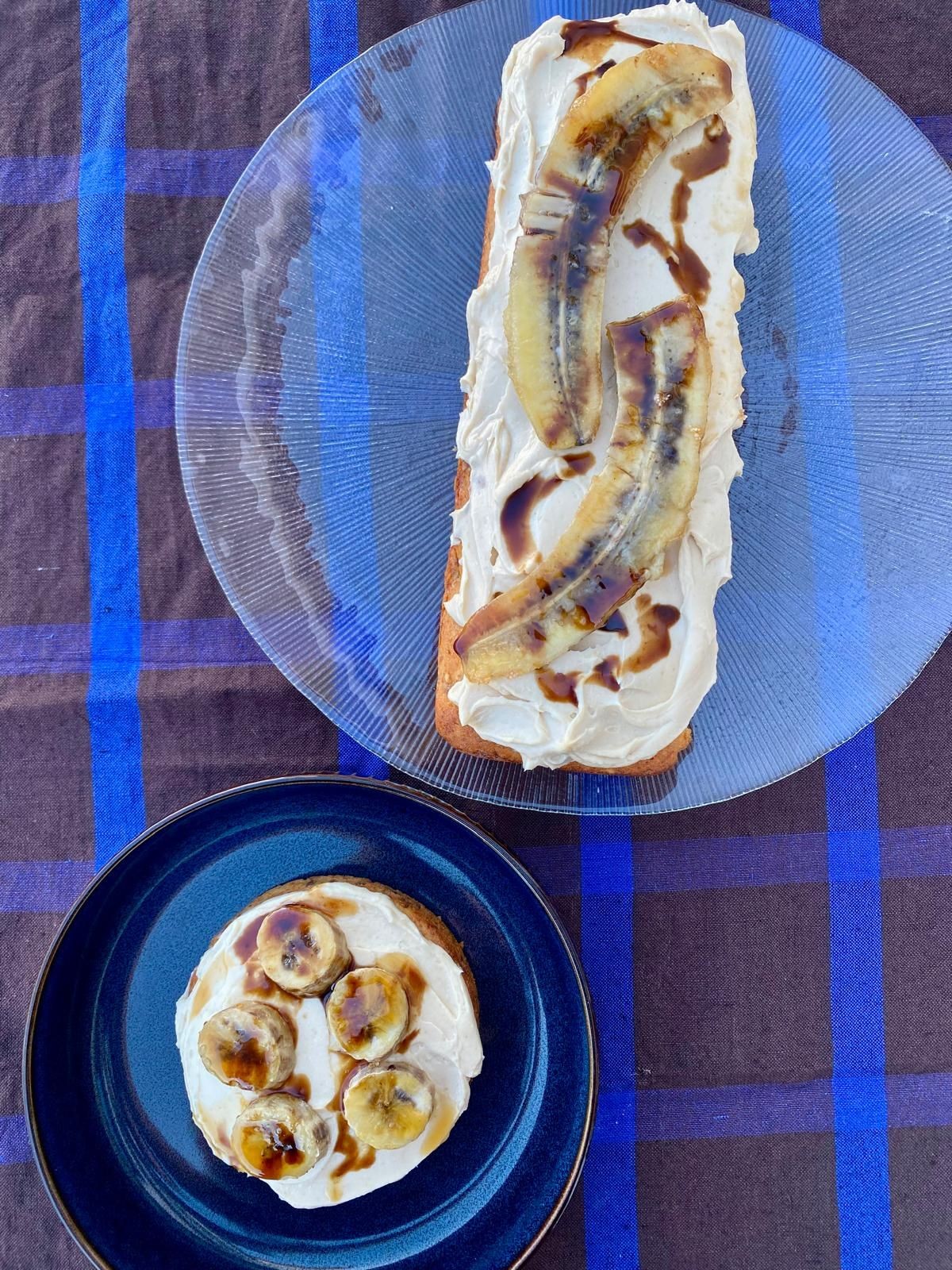 Bizcocho de plátano, dátiles y tahini