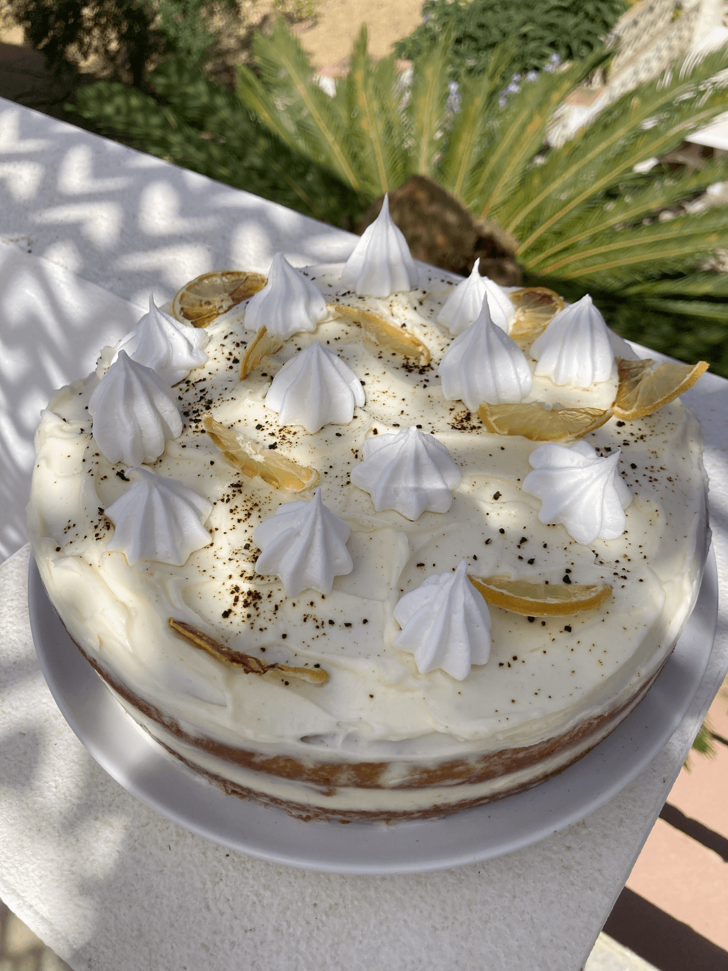 Pastel de limón con crema labneh, mascarpone y merengue