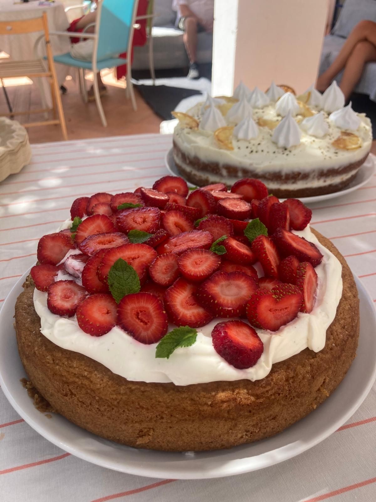 Pastel de fresas con nata y bizcocho de almendra